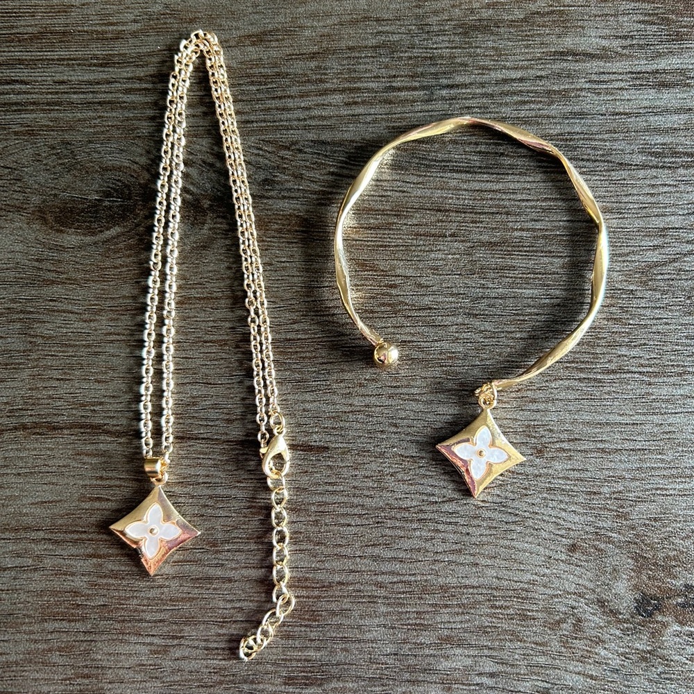 Trending Gold and White Clover Jewelry Set
